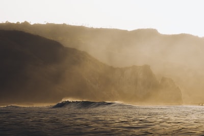 白天海浪拍岸